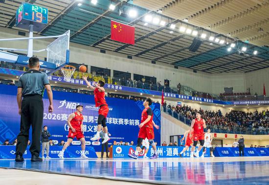 12月3日，全国男子篮球联赛（NBL）季前赛贵州猛龙队VS湖北体产队比赛现场。