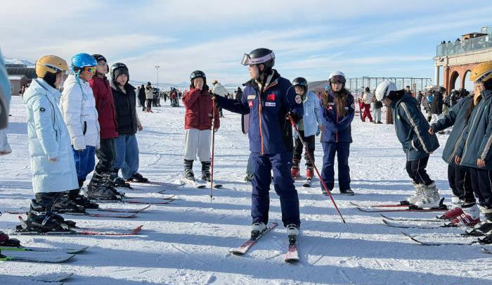 乌鲁木齐迎首个“雪假” 冰雪游搅热冬季旅游市场