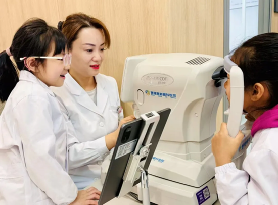 “小医生”学习为小伙伴测眼压。