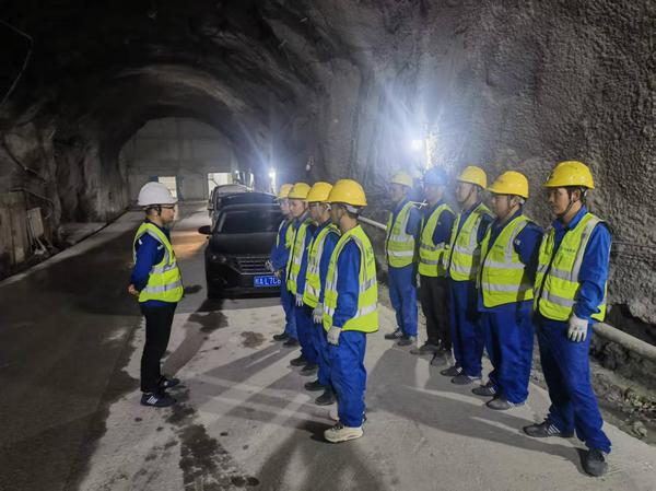 专业运维团队提供7×24小时通信保障服务。邓秋香 摄 专业运维团队提供7×24小时通信保障服务。邓秋香 摄