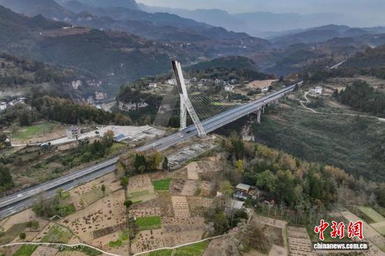 12月4日,航拍镜头下的贵州芙蓉江大桥224根斜拉索似一根根琴弦,宛如在芙蓉江上方拉起了一把“空中竖琴”。该大桥位于贵州省遵义市正安县境内,全长340米,主跨170米,主塔为倒Y形塔,总高98.5米,是中国首座地锚式单塔斜塔混凝土斜拉桥。(无人机照片)中新社记者 瞿宏伦 摄 12月4日,航拍镜头下的贵州芙蓉江大桥224根斜拉索似一根根琴弦,宛如在芙蓉江上方拉起了一把“空中竖琴”。该大桥位于贵州省遵义市正安县境内,全长340米,主跨170米,主塔为倒Y形塔,总高98.5米,是中国首座地锚式单塔斜塔混凝土斜拉桥。(无人机照片)中新社记者 瞿宏伦 摄