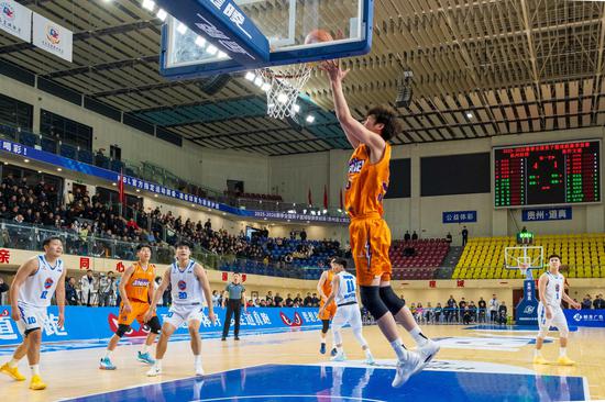 12月3日，全国男子篮球联赛（NBL）季前赛杭州经纬队VS焦作文投队比赛现场。