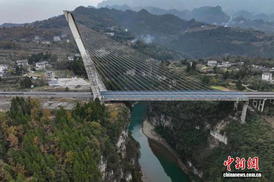 12月4日,航拍镜头下的贵州芙蓉江大桥224根斜拉索似一根根琴弦,宛如在芙蓉江上方拉起了一把“空中竖琴”。该大桥位于贵州省遵义市正安县境内,全长340米,主跨170米,主塔为倒Y形塔,总高98.5米,是中国首座地锚式单塔斜塔混凝土斜拉桥。(无人机照片)中新社记者 瞿宏伦 摄 12月4日,航拍镜头下的贵州芙蓉江大桥224根斜拉索似一根根琴弦,宛如在芙蓉江上方拉起了一把“空中竖琴”。该大桥位于贵州省遵义市正安县境内,全长340米,主跨170米,主塔为倒Y形塔,总高98.5米,是中国首座地锚式单塔斜塔混凝土斜拉桥。(无人机照片)中新社记者 瞿宏伦 摄