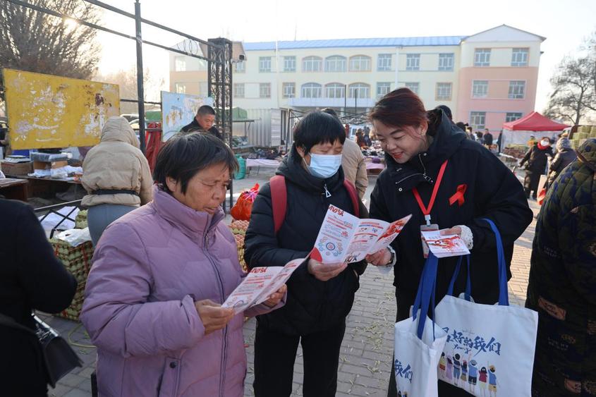 察布查尔县开展“世界艾滋病日”主题宣传活动