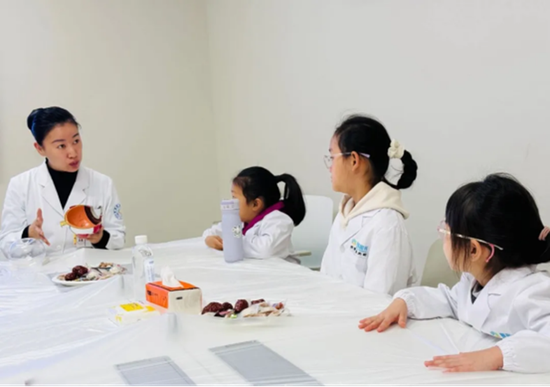 小朋友们认真听讲中。