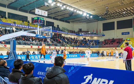 12月3日，全国男子篮球联赛（NBL）季前赛杭州经纬队VS焦作文投队比赛现场。