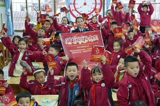 12月4日国家宪法日,国家税务总局黔西市税务局走进黔西市第一小学开展宪法知识宣传。图为税务人员与手持宪法知识小册子的学生们愉快合影,现场氛围活泼生动。谢小乐摄 12月4日国家宪法日,国家税务总局黔西市税务局走进黔西市第一小学开展宪法知识宣传。图为税务人员与手持宪法知识小册子的学生们愉快合影,现场氛围活泼生动。谢小乐摄