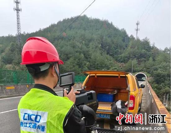 龙泉运维分中心工作人员进行巡检作业。丽水管理中心 供图 龙泉运维分中心工作人员进行巡检作业。丽水管理中心 供图