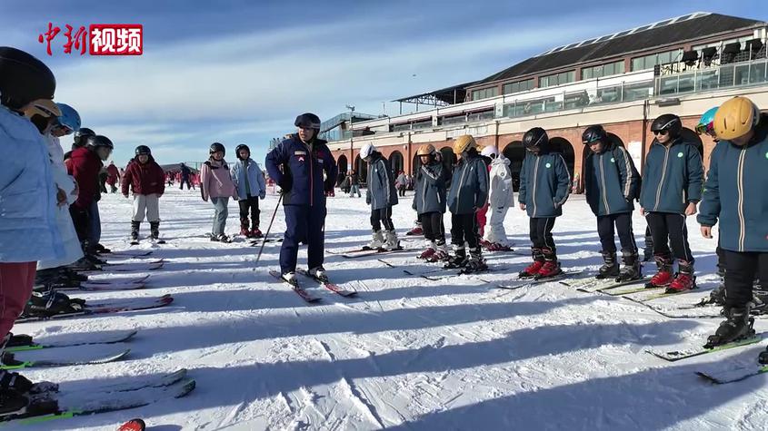 乌鲁木齐市青少年“畅滑”雪假 为新雪季提前“加热”