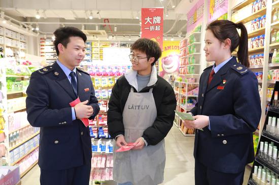 宪法宣传周期间,织金县税务局税务干部走入“水乡·新街坊”商业街区为个体工商户流动普法。图为税务干部为“生活无忧”百货店店员发放宪法宣传手册,面对面普及税法知识。胡珊摄 宪法宣传周期间,织金县税务局税务干部走入“水乡·新街坊”商业街区为个体工商户流动普法。图为税务干部为“生活无忧”百货店店员发放宪法宣传手册,面对面普及税法知识。胡珊摄