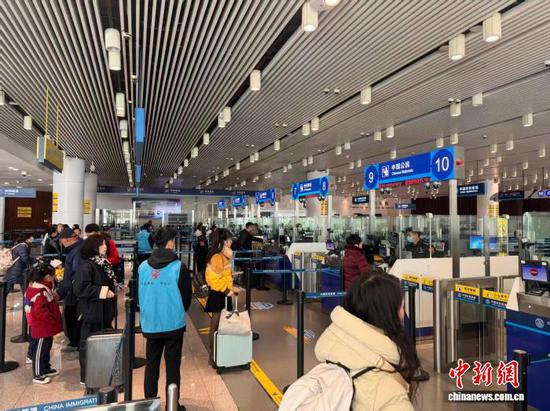 图为边检现场。(东疆边检站供图) 图为边检现场。(东疆边检站供图)