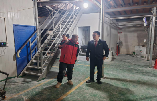 图为座谈会现场 图为座谈会现场