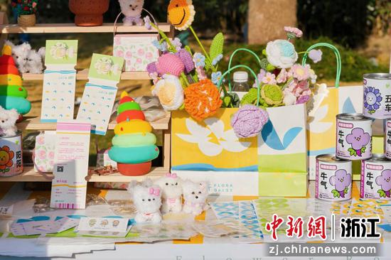 浙江财经大学团队推出的花卉文创、手作等产品。主办方供图 浙江财经大学团队推出的花卉文创、手作等产品。主办方供图