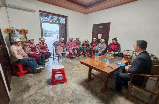 图为座谈会现场 图为座谈会现场