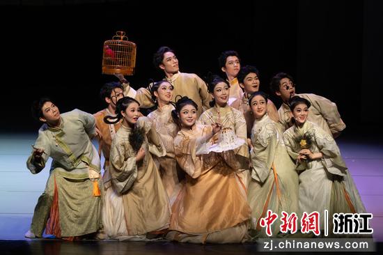 《一扇百年》剧照。 (浙江音乐学院供图) 《一扇百年》剧照。 (浙江音乐学院供图)