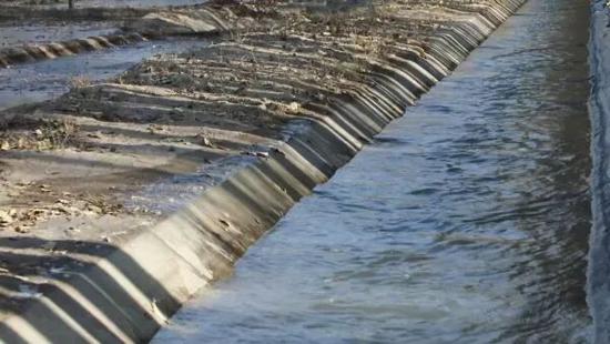 灌溉水渠。朱珂馨 摄f