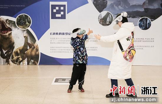 民众体验VR探险。主办方供图 民众体验VR探险。主办方供图