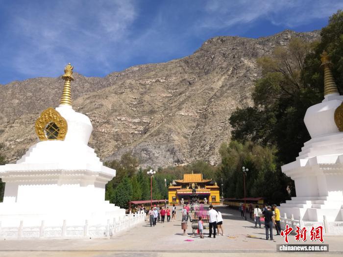 位于新疆和静县的巴仑台黄庙有小布达拉宫之称，是新疆最大的黄教圣地。史玉江 摄