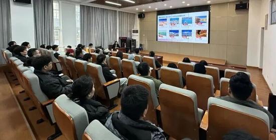 2025年和田地区“才聚和田 智汇玉都”招才引智宣介活动现场。宋俞霖 摄