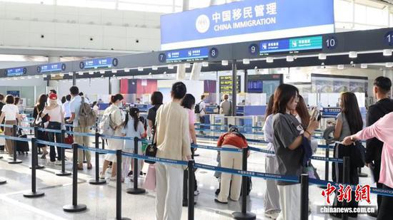 图为边检现场。（天津机场边检站供图）