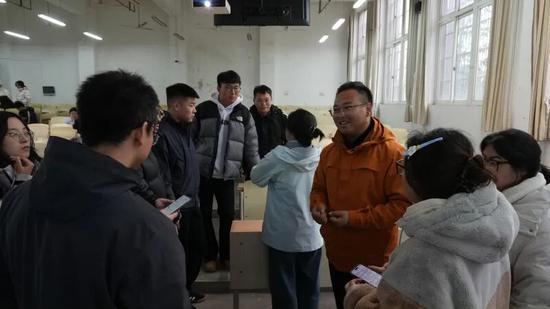 宣介组成员与学生交流岗位需求。宋俞霖 摄d