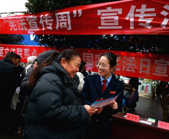 大方县税务局工作人员在县电信局门口开展宪法集中宣传活动,向过往群众普及宪法(聂燕云摄) 大方县税务局工作人员在县电信局门口开展宪法集中宣传活动,向过往群众普及宪法(聂燕云摄)