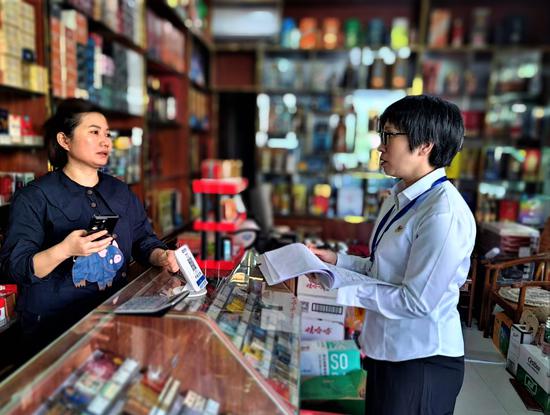 图为马小兰走访零售客户。 韦晶晶 摄 图为马小兰走访零售客户。 韦晶晶 摄