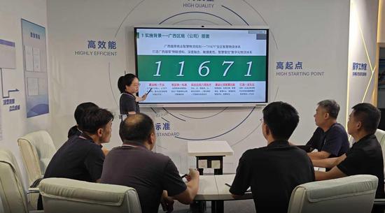 图为星宇工作室成员讨论创新课题。文婷 摄