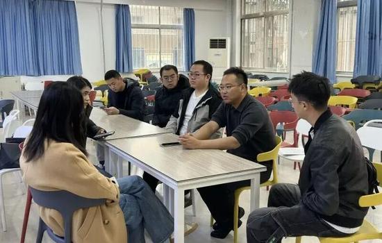 宣介组成员解答学生疑问。宋俞霖 摄