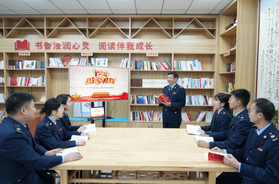 木垒县税务局开展“‘宪’在行动·‘税’守初心”交流会，邀请业务骨干讲述他们与宪法的故事。美尔班·何依扎提 摄