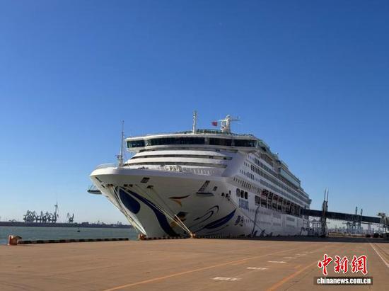 12月4日14时许,“梦想”号邮轮搭载着1000余名旅客驶离天津国际邮轮母港。(东疆边检站供图) 12月4日14时许,“梦想”号邮轮搭载着1000余名旅客驶离天津国际邮轮母港。(东疆边检站供图)