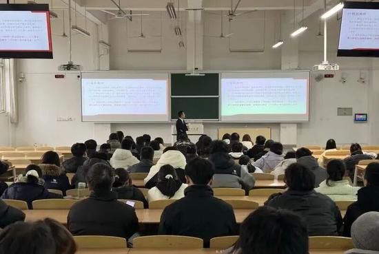 工作人员为学生推介工作岗位。宋俞霖 摄