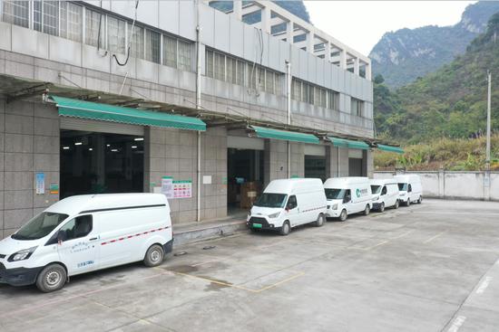 图为新能源配送车辆正在装载卷烟。王远富 摄 图为新能源配送车辆正在装载卷烟。王远富 摄