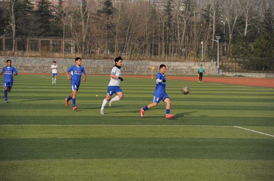 山东省济南市校园足球甲级联赛（高中男子组）决赛现场。喀什地区体育运动学校 供图