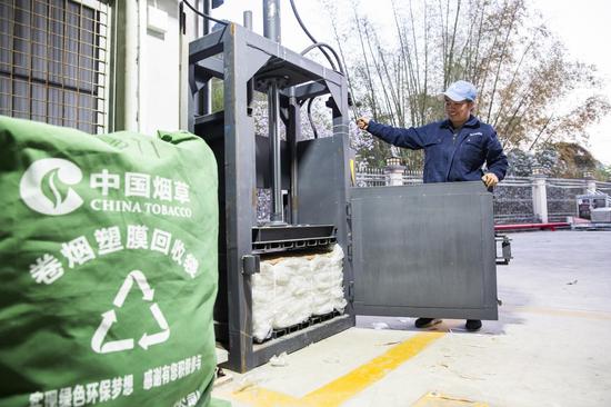 图为塑膜压缩成型。王远富 摄 图为塑膜压缩成型。王远富 摄