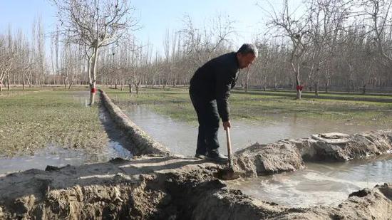 村民正忙着清理渠道、引水灌溉。如克耶 摄