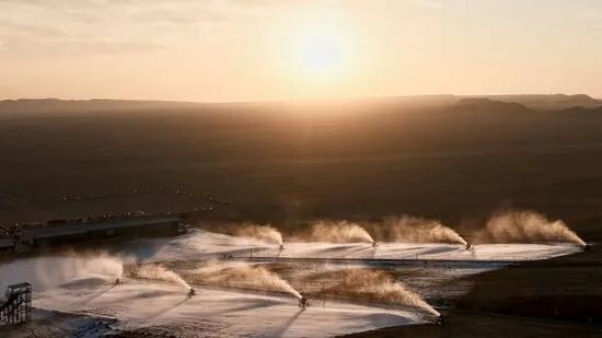 造雪机正在造雪。