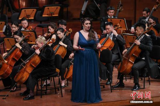 图为来自意大利的女中音歌唱家Erica Cortese演唱《送杜少府之任蜀州》。中新社记者 瞿宏伦 摄 图为来自意大利的女中音歌唱家Erica Cortese演唱《送杜少府之任蜀州》。中新社记者 瞿宏伦 摄