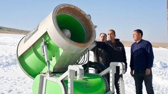 工作人员在检查造雪机。