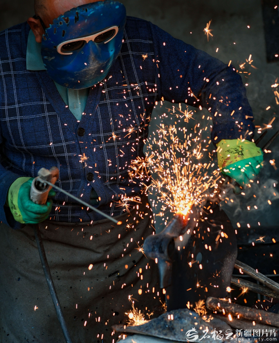 12月2日，阔克旗手工艺专业合作社社员在焊接作业。