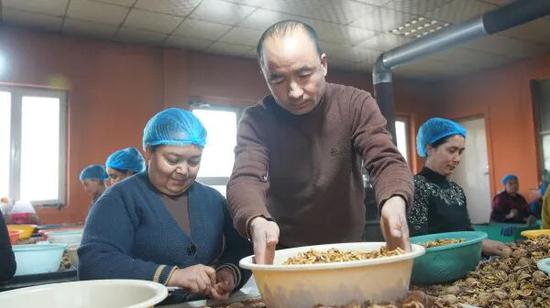 员工们在脱壳取仁。