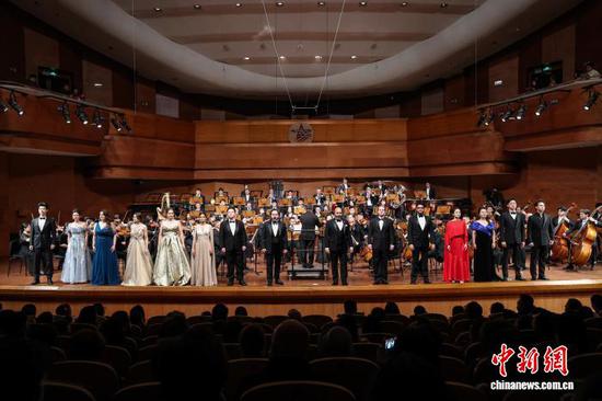 12月5日晚,由贵阳交响乐团与iSING!艺术节联手呈现的“唐诗的回响”音乐会在贵州省贵阳市上演。著名指挥家杨洋执棒贵阳交响乐团,并携手5个国家的15位歌唱家演绎了13首改编自中国唐诗的音乐作品,为观众带来一场融汇东方诗意与国际表达的视听盛宴。图为全体歌唱家合作演唱《将进酒》。中新社记者 瞿宏伦 摄 12月5日晚,由贵阳交响乐团与iSING!艺术节联手呈现的“唐诗的回响”音乐会在贵州省贵阳市上演。著名指挥家杨洋执棒贵阳交响乐团,并携手5个国家的15位歌唱家演绎了13首改编自中国唐诗的音乐作品,为观众带来一场融汇东方诗意与国际表达的视听盛宴。图为全体歌唱家合作演唱《将进酒》。中新社记者 瞿宏伦 摄