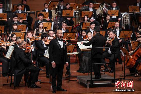 图为来自美国的男中音歌唱家José Rubio演唱《登鹳雀楼》。中新社记者 瞿宏伦 摄 图为来自美国的男中音歌唱家José Rubio演唱《登鹳雀楼》。中新社记者 瞿宏伦 摄