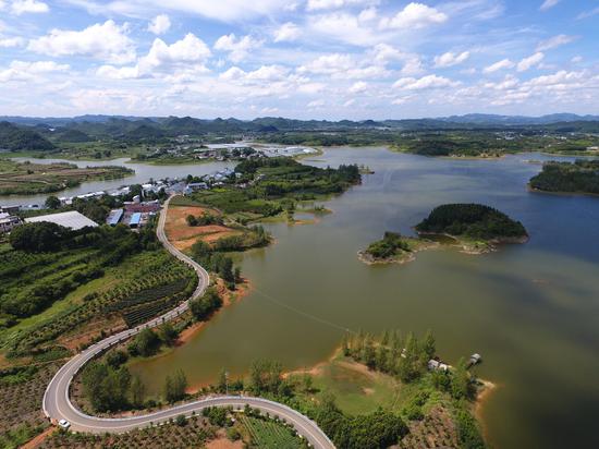 清镇市虎山彝寨至琊陇坝公路芦荻哨段。 清镇市虎山彝寨至琊陇坝公路芦荻哨段。