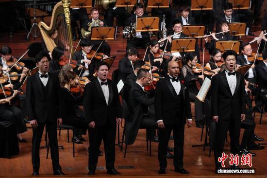 图为中国和美国的男歌唱家合作演唱《从军行》。中新社记者 瞿宏伦 摄 图为中国和美国的男歌唱家合作演唱《从军行》。中新社记者 瞿宏伦 摄