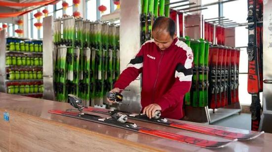 工作人员在调试滑雪设备。8