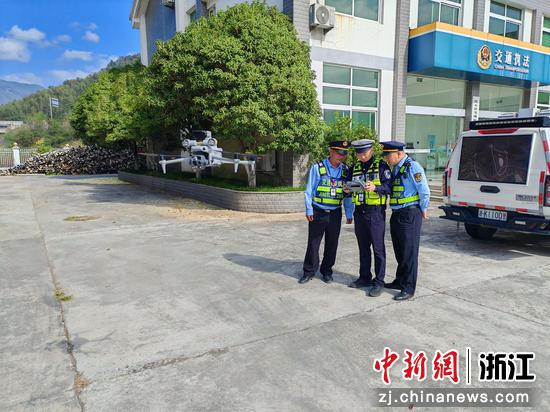 交警操作无人机。庆元县委宣传部供图 交警操作无人机。庆元县委宣传部供图