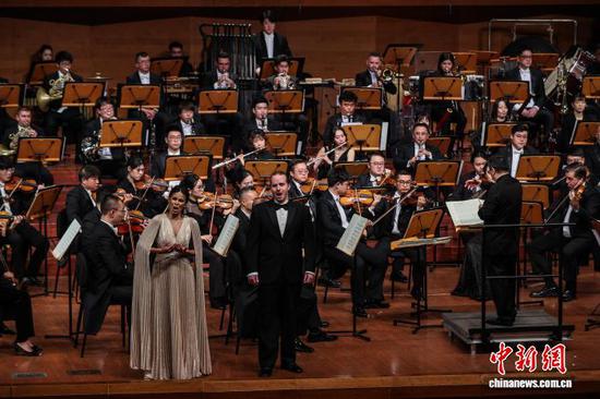 图为来自尼加拉瓜的女高音Deborah Solange Martinez和美国的男中音Bryan Murray合作演唱《闻官军收河南河北》。中新社记者 瞿宏伦 摄 图为来自尼加拉瓜的女高音Deborah Solange Martinez和美国的男中音Bryan Murray合作演唱《闻官军收河南河北》。中新社记者 瞿宏伦 摄