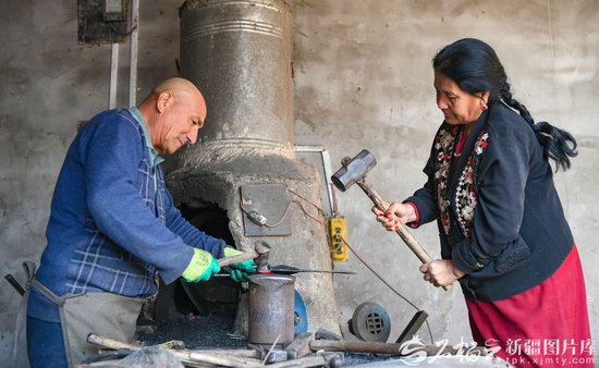 12月2日，艾买提·亚森的叔叔吐尔逊・艾沙在和他的妻子巴哈尔古丽・阿不都瓦伊提一起锻打坎土曼。