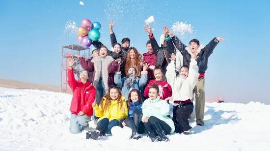 游客在新造的雪地上合影4